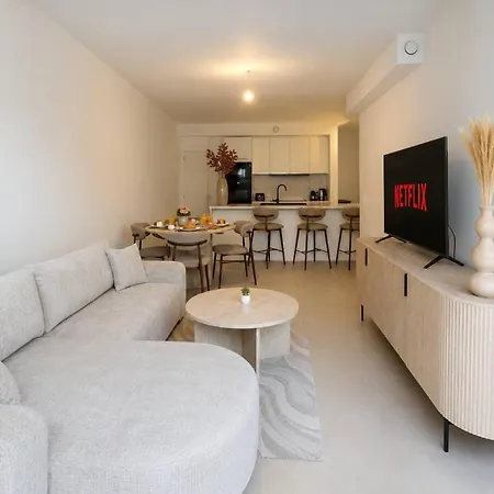 Luxury 1br & Sofa Bed, Patio, 7min To The アパート