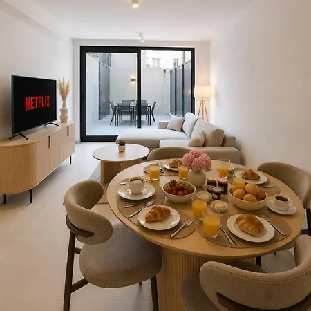 Luxury 1br & Sofa Bed, Patio, 7min To The アパート