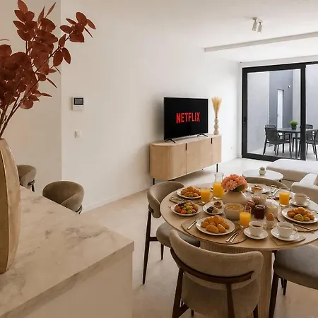 Luxury 1br & Sofa Bed, Patio, 7min To The アパート *